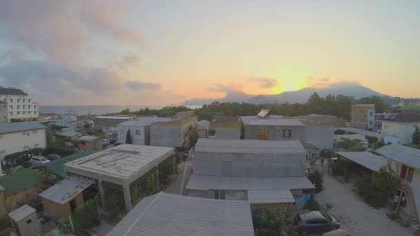 Vista superior dos telhados do setor privado. Alugar alojamento barato em férias à beira-mar — Vídeo de Stock