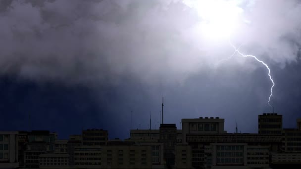 Nuages orageux lourds au-dessus des toits de la ville, orage violent avec bruit. Alerte météo extrême et alerte de tornade. Des gens pétrifiés attendent chez eux jusqu'à la fin de la catastrophe naturelle — Video