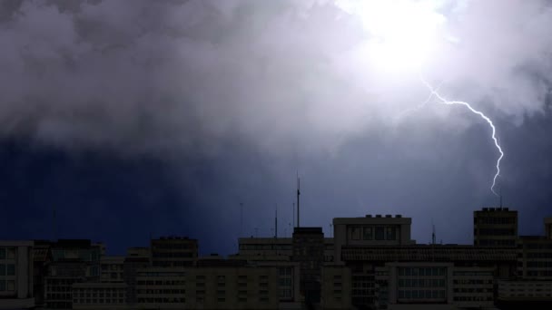 大雷雨云层之上城市屋顶，严重的闪电风暴与声音。极端天气警报和龙卷风警告。石化的人在家园等着，直到自然灾难结束 — 图库视频影像