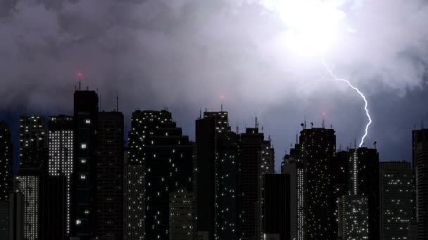 Rápidas tormentas sobre rascacielos megalópolis, fuertes lluvias y truenos. Aviones luces de advertencia que brillan a través de las nubes de tormenta, rayos golpean la parte superior de los edificios más altos — Vídeos de Stock