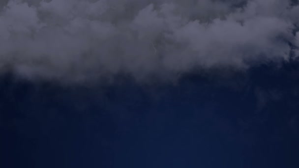 Erstaunliche Zeitlupe Ansicht von Blitz Feuerblitz blitzt nach unten in Richtung Boden. die Geburt der elektrischen Entladung mit massiver Emission von Licht. schwere Naturkatastrophen und Überwachung des Klimawandels — Stockvideo
