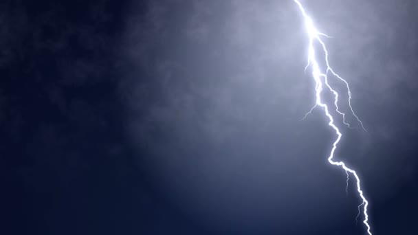 Nubes oscuras de tormenta iluminadas por relámpagos, fuertes choques de truenos. Tormenta violenta golpea el área, aviso de evacuación. Una vista detallada del rayo de fuego eléctrico que parpadea hacia el suelo — Vídeo de stock