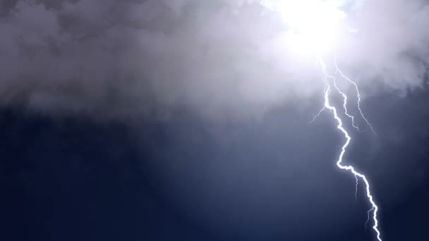 Vidličky rychlý blesk udeřit v jasné noční oblohy, ničivou sílu přírody. Elektrická bouře vytváří neuvěřitelný oheň šroubů v temnotách. Extrémní počasí a klimatické změny, globální oteplování — Stock video