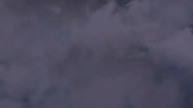 Yıldırım ağır fırtına Bulutların arasından uçan uçak grev devam cıvata. Pilotun bakış şiddetli türbülans içinde sallayarak uçak. Kaza, fırtınada uçan tehlikeleri riski