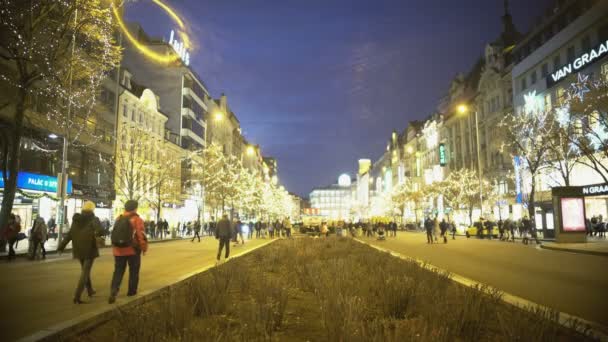 Prag, Tjeckien-circa december 2015: folk på stadens huvudgata. Trångt boulevard i City Downtown, människor njuter kvällspromenad i centrum — Stockvideo