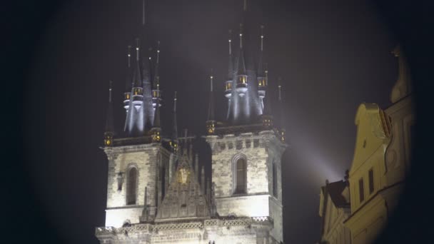 Bella vista notturna della chiesa gotica nel centro storico di Praga, Repubblica Ceca — Video Stock