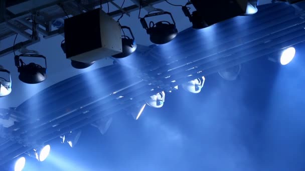 Equipo de luz caro colgando sobre el escenario en una sala de conciertos, actuación — Vídeos de Stock