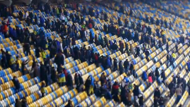 Футбольные зрители покидают стадион после игры, счастливые болельщики наслаждаются событием — стоковое видео
