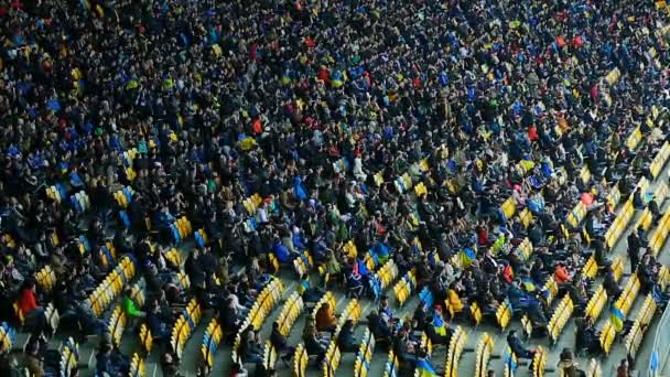 Wielu ludzi siedzi na trybuny i oglądanie gry, stadion piłkarski — Wideo stockowe