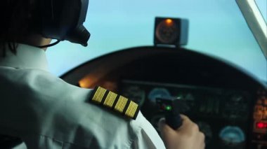 Ticari uçağı, telsiz tarafından bilgi aktarımı pilot