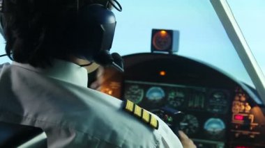 Gergin pilot uçağı için dağıtıcı için radyoda konuşuyor