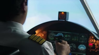Havacılık, pilot uçağı işletim ve dağıtıcı durumu telsizle raporlama
