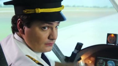 Gergin pilot acemi onun ilk uçak, sorumluluk, uçak hakkında endişeli