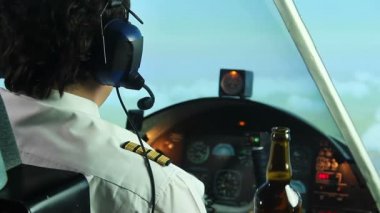 Deli hostes şişe bira Kaptan içmeyi reddeden pilot sunan