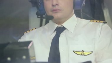 Havayolu Kaptan uçan uçak dispatcher radyo üzerinden bilgi aktarımı,