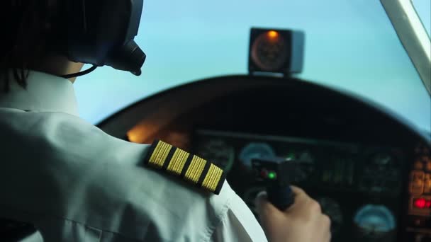Пилот летит на коммерческом самолете, передает информацию по рации — стоковое видео