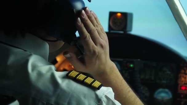 Piloto recibe un mensaje de despachador, continúa vuelo, transporte aéreo — Vídeos de Stock
