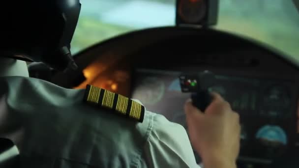 Piloto de aerolínea tratando de prevenir accidente, avión temblando en turbulencia, peligro — Vídeo de stock