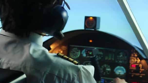 Нервный пилот, управляющий самолетом, несмотря на отказ турбинного двигателя, напряженную работу — стоковое видео
