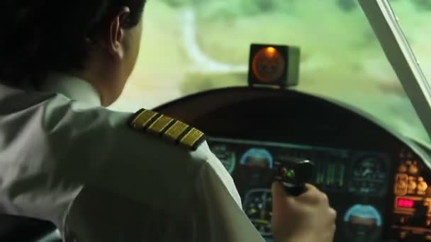Испуганный пилот с сердечным приступом в кабине, самолет падает, авиакатастрофа — стоковое видео