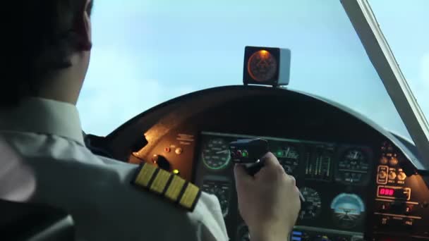 Внимательный пилот, контролирующий пассажирские самолеты, авиаперевозки, путешествия — стоковое видео