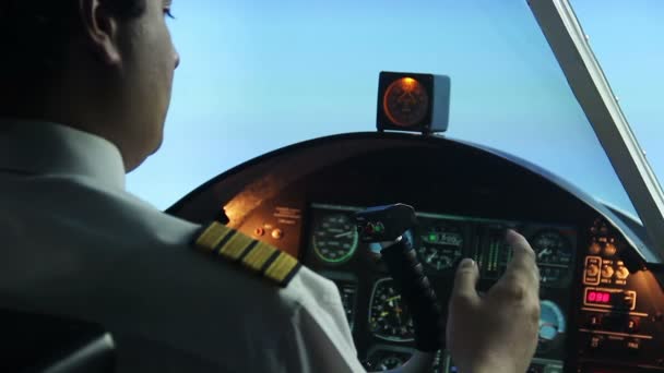 Profesyonel pilot uçağı, sağlık sorunları gezinme sırasında titreme olması
