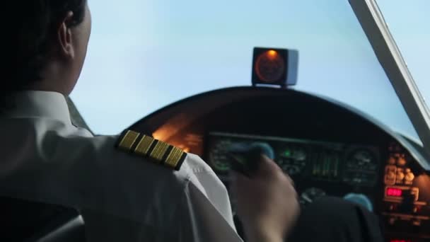 Selbstbewusster Linienpilot fliegt in Turbulenzzone und hält Flug unter Kontrolle