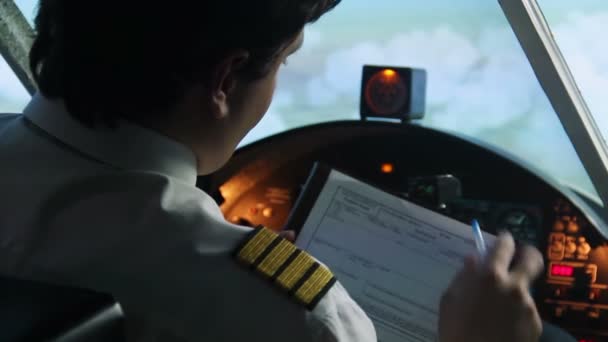 船长填写飞行计划，飞机在自动驾驶模式下，试点工作 — 图库视频影像