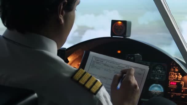 Vliegtuig kapitein opschrijven van informatie in het vluchtplan, automatische piloot, transport — Stockvideo