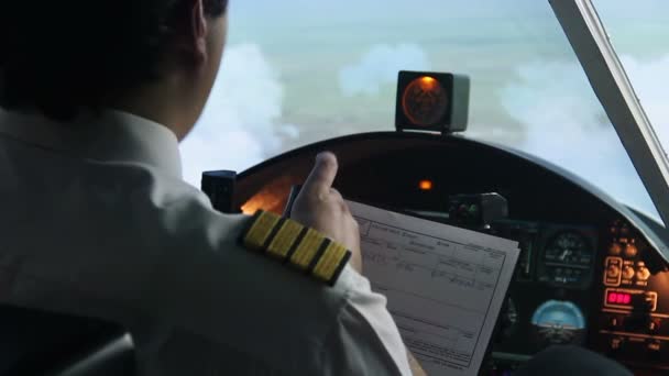 Piloto preenchendo documentação de voo, avião voando em modo piloto automático, turismo — Vídeo de Stock