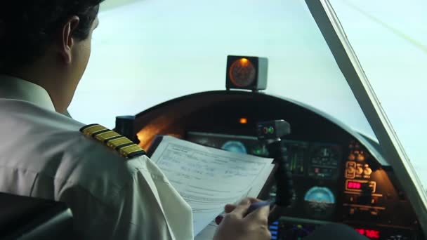 Piloto profesional llenando papeles antes del vuelo, preparándose para volar — Vídeo de stock