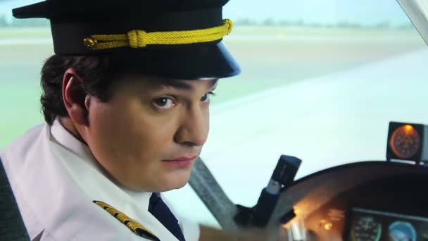 Pilota nervoso principiante preoccupato per il suo primo volo, responsabilità, aereo — Video Stock