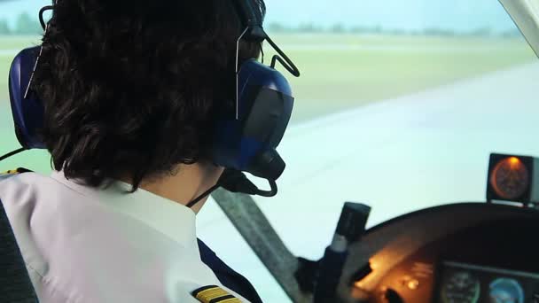 Pilote professionnel fiable montrant pouce en l'air signe, profiter de son travail, profession — Video