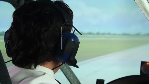 Професійний пілот у сонцезахисних окулярах, гарнітура сидить у кабіні перед польотом — стокове відео