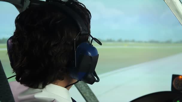 Happy usmívající se pilot ukazuje palec nahoru znamení zatímco sedí v kokpitu, profese — Stock video