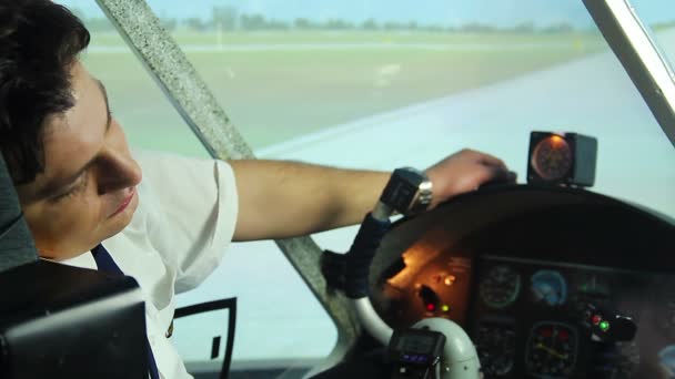 Uitgeput piloot dromen van vakantie, met een dutje in de cockpit, overwerk te werken — Stockvideo