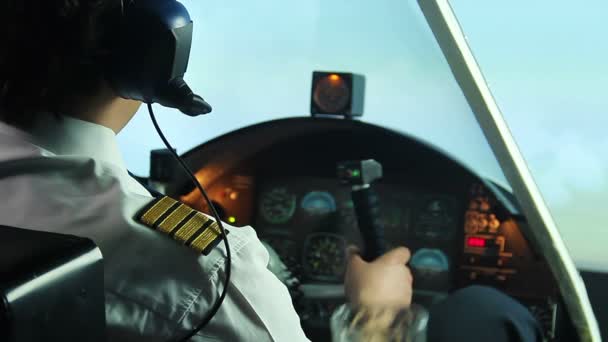 Сумасшедший пилот пьет алкоголь в кабине пилота и управляет самолетом, опасный маньяк — стоковое видео