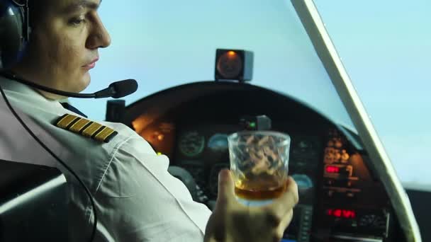 Lustiger Pilot sitzt im Flugzeug-Cockpit und verweigert Glas Whiskey, Lebensstil — Stockvideo