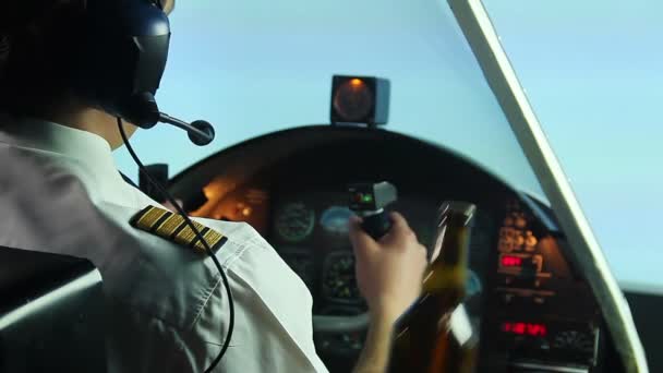 Piloto irresponsável bebendo cerveja enquanto operava avião, dependência de álcool — Vídeo de Stock