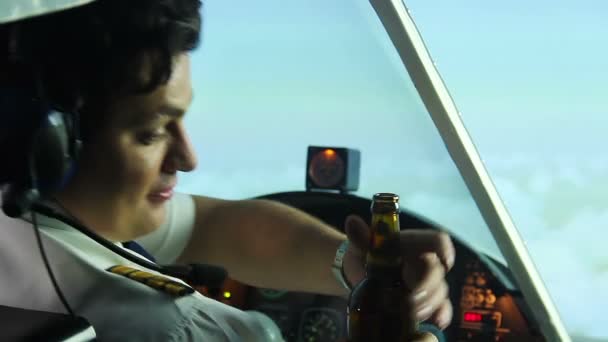 Capitão louco do avião a beber cerveja com co-piloto no cockpit, perigo — Vídeo de Stock