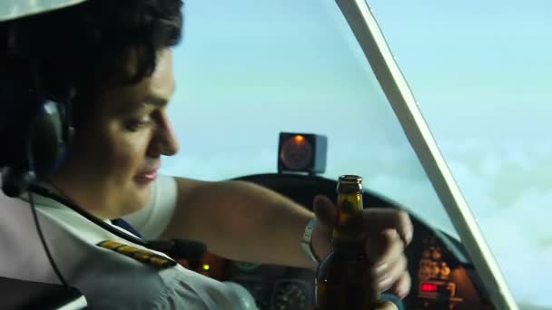 Irrer Flugkapitän trinkt Bier mit Co-Pilot im Cockpit, Gefahr