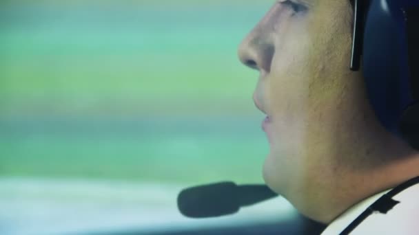 Dağıtıcı Radio, sorunlar için uçuş sırasında konuşurken sinirli havayolu Kaptan — Stok video