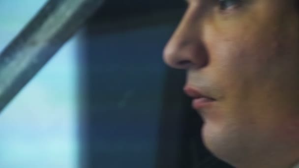 Pilote sérieux se concentrant sur le vol, la responsabilité, l'engagement, le travail bien rémunéré — Video