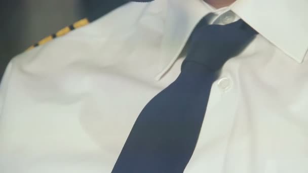 Piloot is uniform met epauletten en insignes, burgerluchtvaart, verantwoordelijke baan — Stockvideo