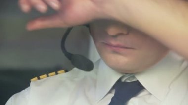 Aşırı terliyor pilot oturan kokpit, zor uçak, sorunları