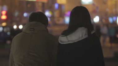 Birkaç genç kalabalık gece şehirde sokak, konuşan arkadaşlar dışarı asılı