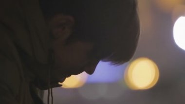 Rahatsız genç adam, kız arkadaşının dokunuşlarla, ilişki rahatsız duyguların