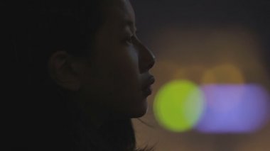 Kayıp erkek, gözyaşı geri tutarak, yalnızlık, yüz closeup üzgün kız