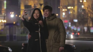 Mutlu gençler smartphone kameraya gülümseyen selfie, birlikte eğleniyor alarak
