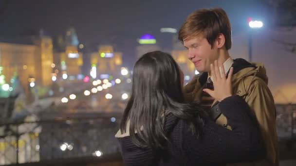 Emocionada pareja de adolescentes enamorados disfrutando de una cita romántica en la hermosa ciudad nocturna — Vídeo de stock